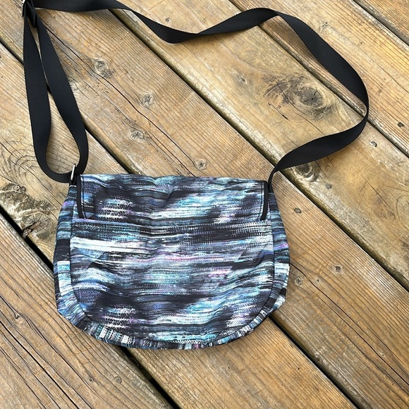 - Ivivva cross body bag with an adjustable strap - Picture 2 of 6